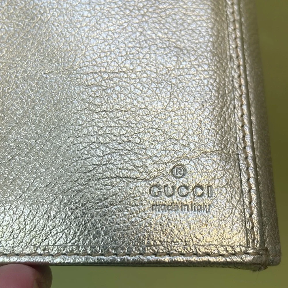 Large Vintage metallic gold Gucci pebbled leather wallet - Picture 9 of 12